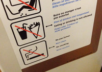 車内飲食禁止のサインにも、もちろんフライドポテト。マヨネーズまでかかっている。