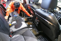 「吉利・博瑞」の室内。この人物は、展示車を見るや、真っ先に後席スペースの長さを計測していた。