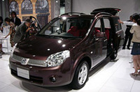 「ラフェスタ　プラスコンラン」2004年5月に発売したコラボレートモデル2車種「キューブ／キューブ　キュービック」は、発売約2週間で予約が生産計画台数（1000台）に達したという。その人気をうけ、今回再び、3車種でのコラボレートが実現された。