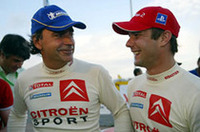 ロウブ（右）の隣には、昨年いっぱいで引退した、歴代最多勝ドライバー、カルロス・サインツの姿。不振に喘ぐ若手フランソワ・デュヴァルに代わりひとまずの復帰を果たし、4位でゴールした。（写真＝シトロエン）