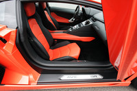 カーボンモノコックの前後にアルミのサブフレームを組み合わせた軽量シャシー構造が特徴。その重量はわずか229.5kgとのこと。