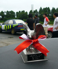 走行会初参加のスタッフも、トロフィーをゲット！
……“ビリから2番”のブービー賞ではありますが。ん〜、嬉し恥ずかし。