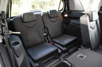 サードシートは、足元スペースがミニマムで、エマージェンシー用といったところ。2列目同様、取り外しが可能だ。
