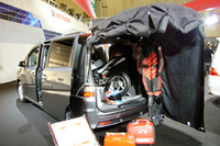 こちらは、ステップワゴンの参考出品車「キッズバイクトランスポーター」。
シート収納時活躍する防汚マット＆カバーのキットを用意し、ミニバイクの輸送などユーザーのモータースポーツライフをサポートする。