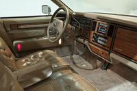 1983年、「キャデラック・セビル」などに、初めて純正のボーズサウンドシステムが搭載された（展示車は1985年型）。
    