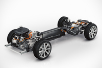 「T8」はモーターが後輪を駆動する4WDレイアウトをとり、前後輪は機械的につながっていない（プロペラシャフトは存在しない）。
    