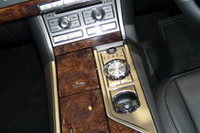 トンネルコンソールに配置されるのは、上からエンジンスタートスイッチ、ジャガードライブセレクター、パーキングブレーキスイッチ。すべてバイワイヤである。