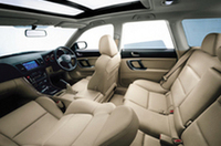 
	オプション設定となる「アイボリーレザーセレクション」の内装。
	 