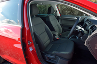 エントリーモデル「TSIコンフォートライン」のシート表皮は、チタンブラックと呼ばれる黒のファブリックのみ。