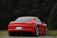 ボディーのCd値は0.30。中央に位置するテールパイプは、「ケイマンS」がデュアルで「ケイマン」が1本。