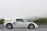 新生「エリーゼS」のサイドビュー。大きなリアスポイラーが、ベーシックな「エリーゼ」との識別ポイント。