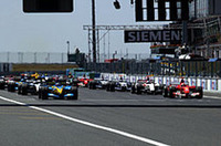 青いルノーのアロンソ、紅いフェラーリのシューマッハーがフロントローに並んだ。前半はこの2台のマッチレースとなった。（写真＝フェラーリ）