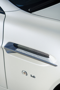 ボディーサイドのエアベント。その下に「V12」のバッジ。