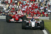 3番グリッドのバトン（写真手前）は、スタートでフェルナンド・アロンソのルノー、フェリッペ・マッサのザウバーに抜かれ6位に後退するも、最速ラップを重ね、ピットストップのタイミングで一時はトップを走った。その後2ストップ作戦が奏効し2位までポジションアップ。首位バリケロには及ばなかったが、見事2位の座を仕留めた。（写真＝本田技研工業）