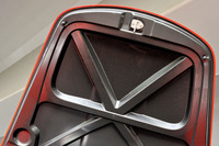 大胆な軽量化とそれに伴う重心高の低下は“サーキットが本籍”の「GT3 RS」の見どころのひとつ。フロントリッド（写真）とエンジンフード、および前後フェンダーはカーボンファイバー製、ルーフパネルはマグネシウム製、サイドとリアのウィンドウはポリカーボネート製となる。