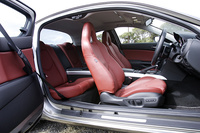 「Type E」の本革レッド内装。シートカラーを、ブラック、レッド、ページュから選べるのはこのグレードだけ。