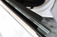 フロントおよびフロントサイドウィンドウには遮音性に優れた「アコースティックガラス」が採用される。