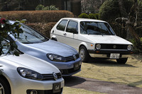 初代「ゴルフ」（右奥）と新型「ゴルフ」。