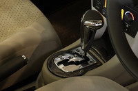 トランスミッションは、4段ATのみの設定。ちなみに10.15モード燃費は、「1.6」が11.4km/リッター、「1.6Tエクスクルーシブ」は10.5km/リッター。