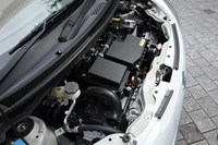 パワーユニットは、今やスズキの軽乗用車用エンジンの主力を担う「R06A」。効率のよさと、低回転域でのトルクの太さが特徴とされている。
    