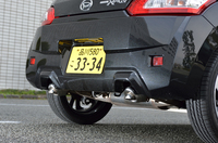 マフラーエンドは2本出し。オープンカーらしいスポーツ走行サウンドを実現したとうたわれる。