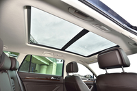 オプションの電動パノラマスライディングルーフ。LEDヘッドライトパッケージなどとのセットオプションとなる。