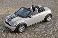 ボディーカラーはメタリックカラーを含む8色が用意され、エンジンフードとラゲッジルームカバーのスポーツストライプは黒とシルバーが選べる。
    