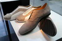 参考までに、こちらはアストン・マーティンとフィレンツェの高級靴メーカー「PAKERSON（パーカーソン）」とのコラボレーションによるコレクション。カーボンパターンのソールや、車両内装と同じステッチ間隔など、アストン好きにはたまらないスペックだ。