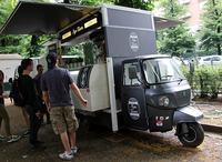 こちらはトリノ市街で見つけたバール屋台。手がけた企業は不明だが、「アペ（Ape）」に引っ掛けたネーミング「Ape Tizer」は、なかなかナイス。