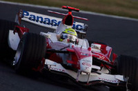 地元日本で錦を飾らんと、フェラーリに次ぐ2列目を占拠したトヨタ。しかしレースではズルズルと後退し、ヤルノ・トゥルーリが6位、ラルフ・シューマッハー（写真）は7位に終わった。ペースのあがらないトゥルーリに、ラルフが付き合わされるかっこう。後ろからスタートしたホンダ、マクラーレンに抜かれたのだから、作戦面では失敗といっていい。（写真＝KLM Photographics J）