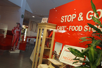 「STOP ＆ GO」と名付けられたカフェの入り口。寡黙なアロンソもお出迎え。