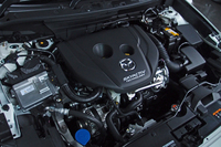 日本市場向けのエンジンは1.5リッターディーゼルターボのみ。パワーは「デミオ」と同じ105psだが、トルクはより強力な27.5kgmを発生する。JC08モード燃費は21.0～25.0km/リッター。