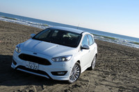 千葉県は九十九里浜にて、ご来光を浴びるフォード・フォーカス号。