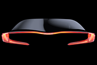 今回公開された、新型車のティーザー画像。リアコンビランプのイメージと思われる。