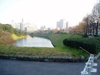 半蔵門から三宅坂方向を望む。コースはお堀に沿ってゆっくりと回り込み、標高を下げていく。一気に加速したい気分になるが、後半のペースを乱すのでガマンする。