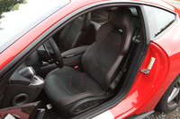 乗車定員は2名。ヘッドレスト一体型のシートの後ろは、荷物固定用のストラップを備えるシェルフになっている。