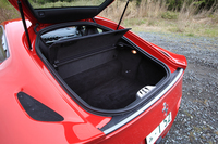 車両の後部は、大きなハッチゲートを備える荷室になっている。