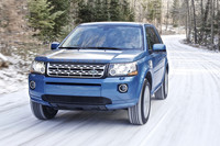 雪道をゆく「フリーランダー2」。その0-100km/h加速タイムは8.8秒。航続可能距離は574kmとされる。