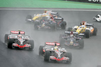 オープニングラップ、ハミルトン（手前中央）は予選と同順位の4位。ほどなくして路面が乾き各車がドライタイヤへと交換しだすと、一時7位まで順位を落とした。その後、必要最低限の5位前後をさまよう、危ういレースを展開した。（写真＝Mercedes Benz）