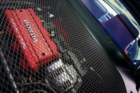 金網越しに常に見られるRの心臓。軽量化のため、ノーマルより薄いパーティションガラスが使われる。