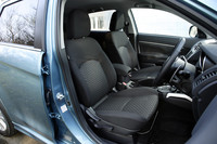 「G」は3Dエンボス＆クロスファブリックのシートが標準。オプションで本革シートも選べる。