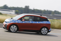 「i3」の動力性能は0-100km/h加速が7.2秒、最高速が150km/hというものだが、実際に乗ってみると数値以上の迫力を感じる。