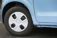 「X」を除くと、乗用モデルの足まわりの仕様は基本的に共通。タイヤサイズは145/80R13で、フルホイールキャップつきのスチールホイールが組み合わされる。
    