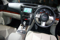 インストゥルメントパネルは、ドライバー側から正面にその向きを変えた。