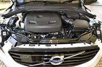 2リッター直4ターボ＋スーパーチャージャーユニットは306psと40.8kgmを発生する。「XC60 T6」のJC08モード燃費は12.3km/リッター。