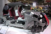 
	iのカットモデル。エンジンがリアシート後方に配置される。
	 