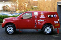 篠塚が駆る「日産パスファインダー」。まったくの新車で、「先週テストしたばかり」の状態とか。