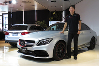 「メルセデスAMG C63」の日本導入記念限定車「C63 S Edition 1」と、メルセデス・ベンツ日本の上野金太郎社長。
    
