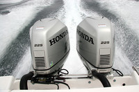 最大出力225psを発生する、ホンダ船外機のラインナップで最大の「BF225」。「ラグレイト」などに積まれていた3.5リッターV6SOHCユニットをベースとしている。ちなみに全18機種中、下から11番目の「BF75」（75ps）までが船外機専用設計で、次の「BF90」（95ps）から上は自動車用エンジンをベースにモディファイしているそうだ。