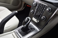 トランスミッションはアイシン・エィ・ダブリュ製の8段AT。後進を除くすべてのギアでロックアップ機構を働かせるなど、燃費の改善が図られている。
    